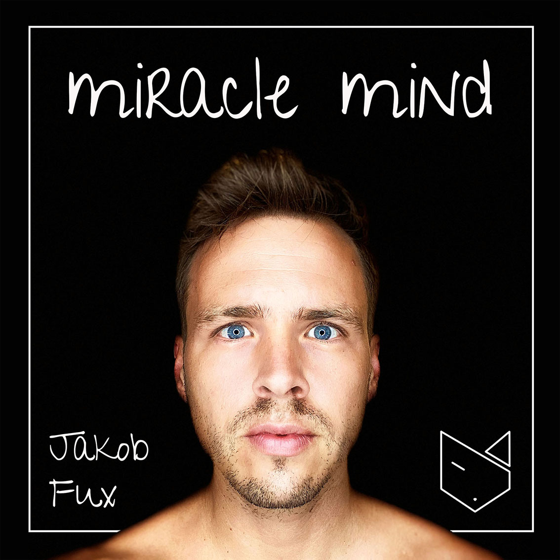 Podcast Cover von miracle mind, auf dem Jakob Fux in Nahaufname zu sehen ist.