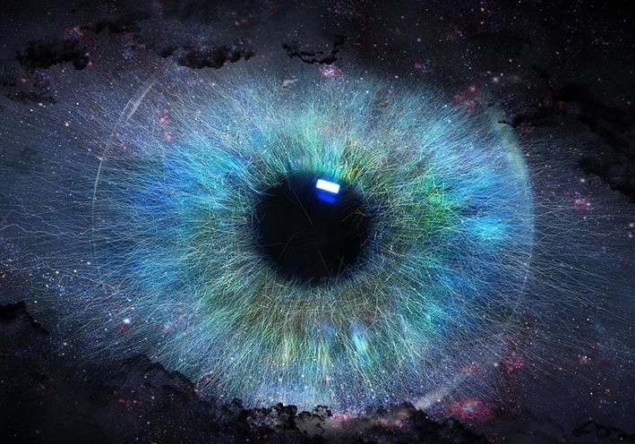 Eine menschliche Iris die im Weltall funkelt.