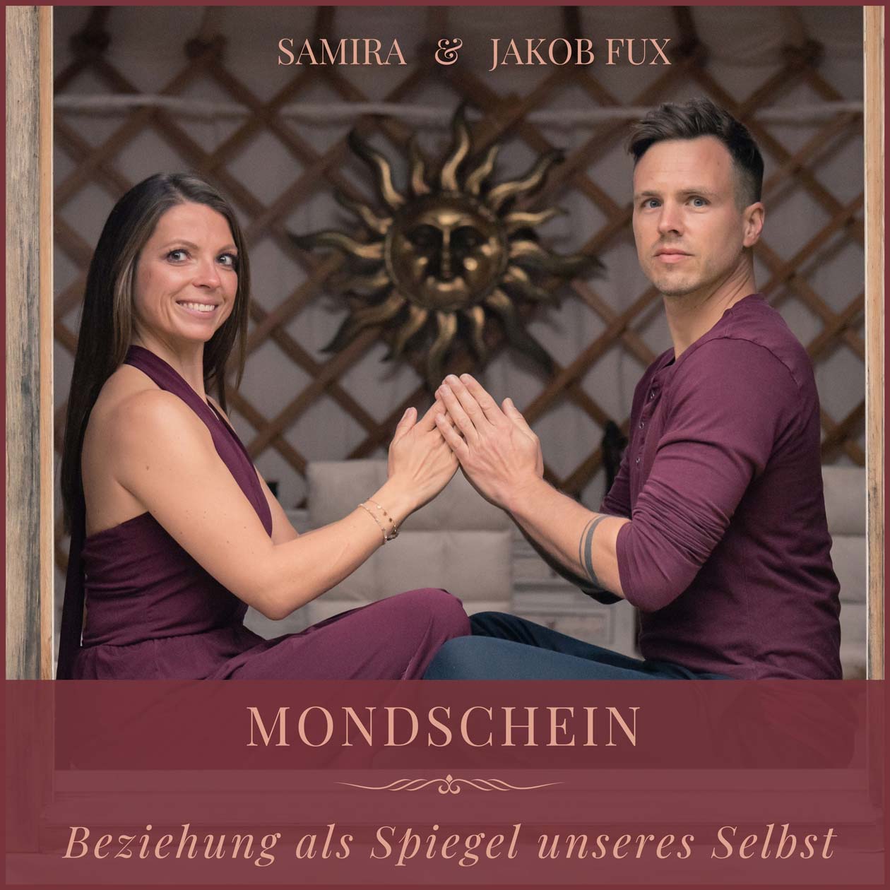 Cover des Podcasts Mondschein, auf dem Samira und Jakob Fux zu sehen sind. Die beiden sitzen sich gegenüber, haben die Hände gemeinsam gefaltet und blicken in die Kamera.