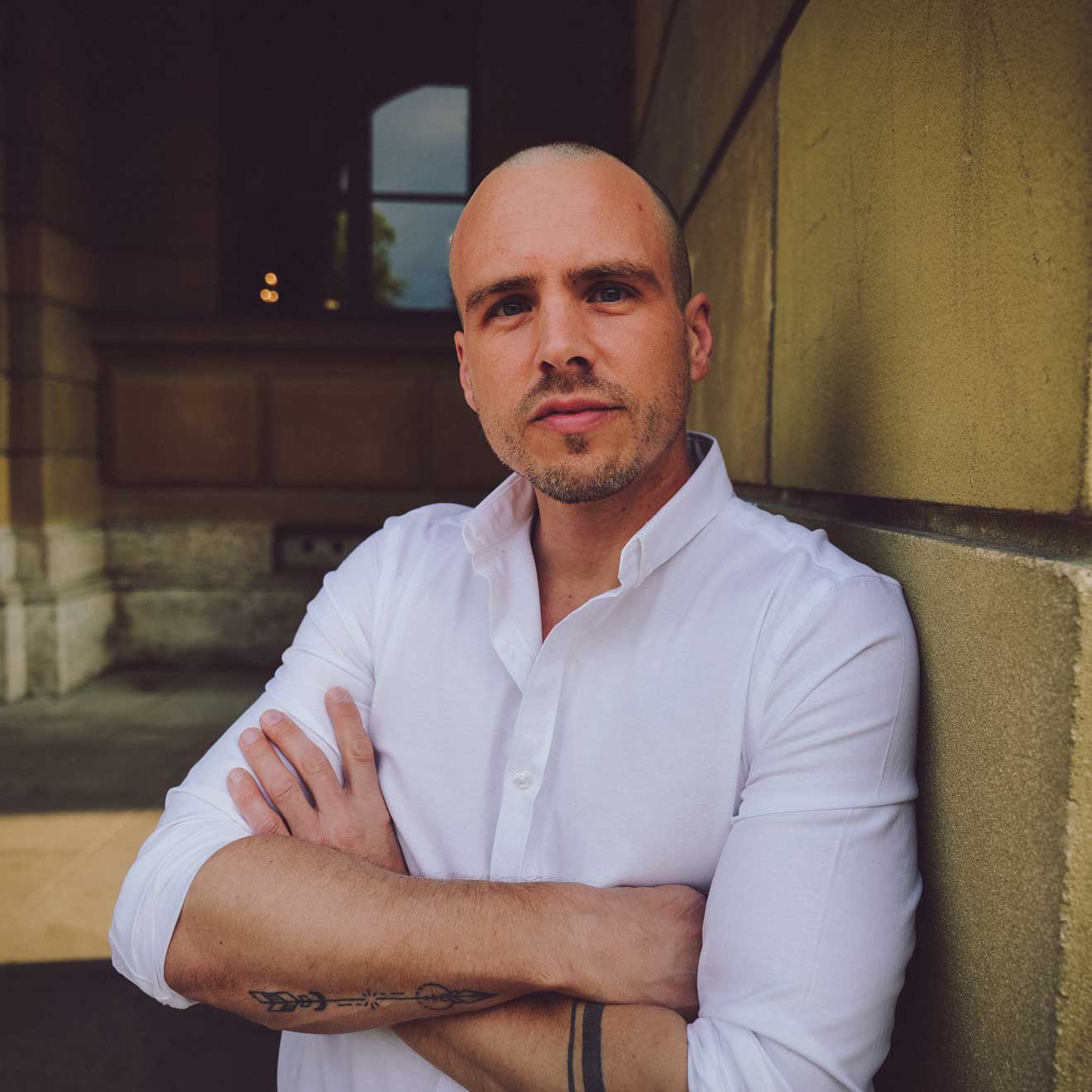 Portraitaufnahme von Jakob Fux in weißem Hemd