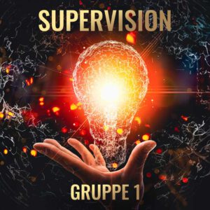 Eine leuchtende Glühbirne in einer Hand, die das hohe Erkenntnispotenzial von Supervision verdeutlicht.