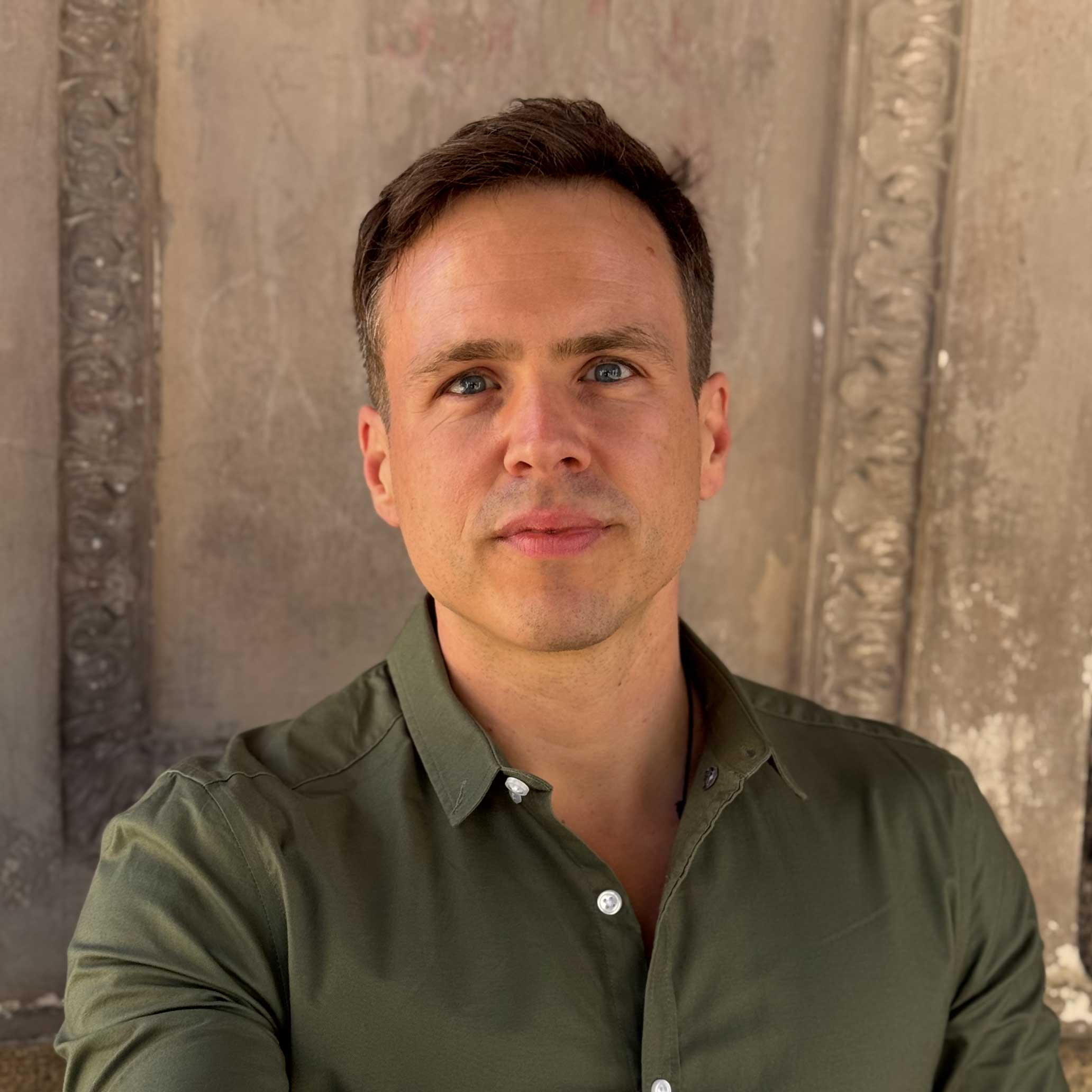 Portraitaufnahme von Jakob Fux in weißem Hemd