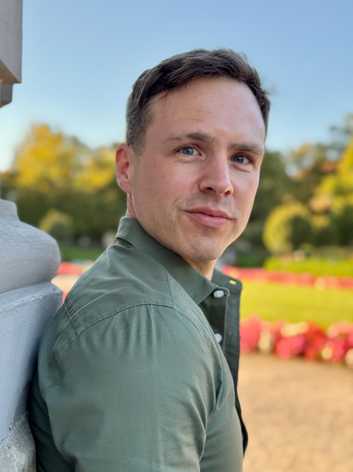 Portraitaufnahme von Jakob Fux in weißem Hemd