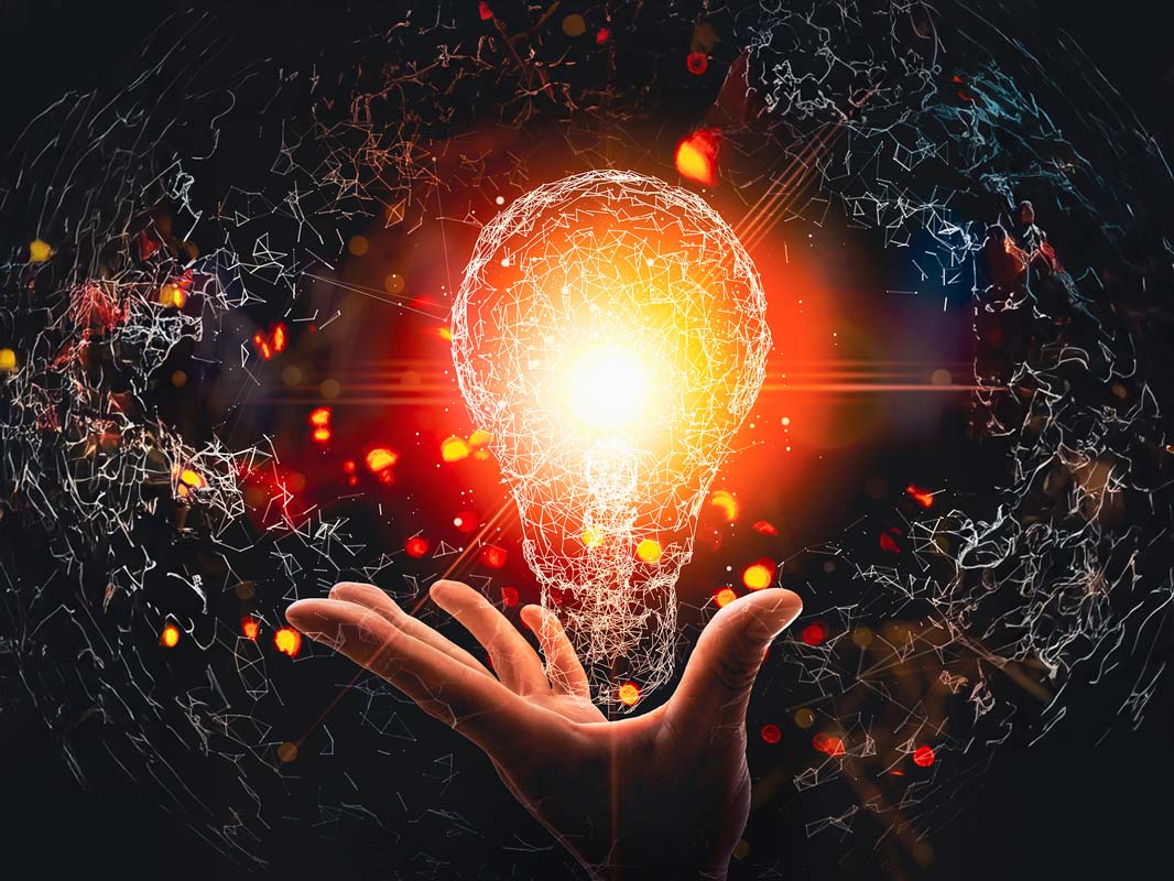 Eine leuchtende Glühbirne in einer Hand, die das hohe Erkenntnispotenzial von Supervision verdeutlicht.