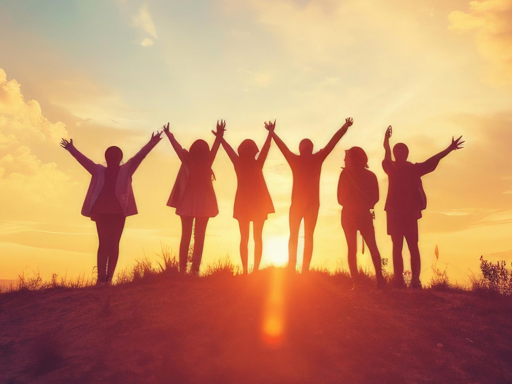 Eine leuchtende Glühbirne in einer Hand, die das hohe Erkenntnispotenzial von Supervision verdeutlicht.